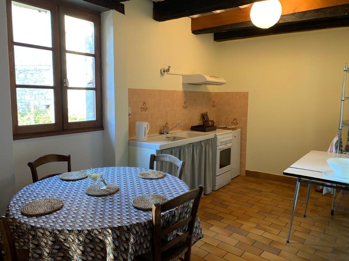Spacious Apartment In A Charming, Tranquil Village Saint-Vincent-Rive-dʼOlt エクステリア 写真