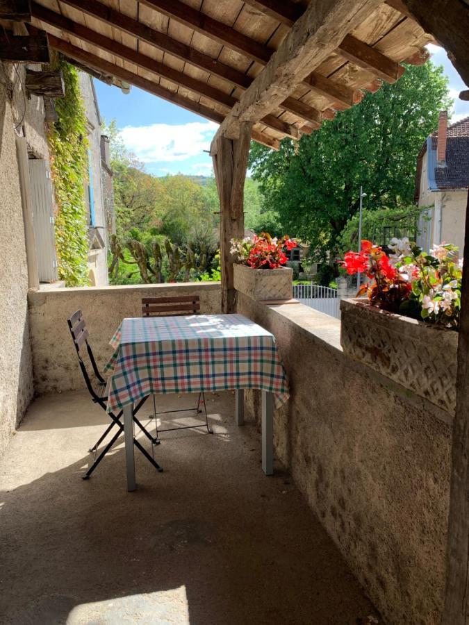 Spacious Apartment In A Charming, Tranquil Village Saint-Vincent-Rive-dʼOlt エクステリア 写真